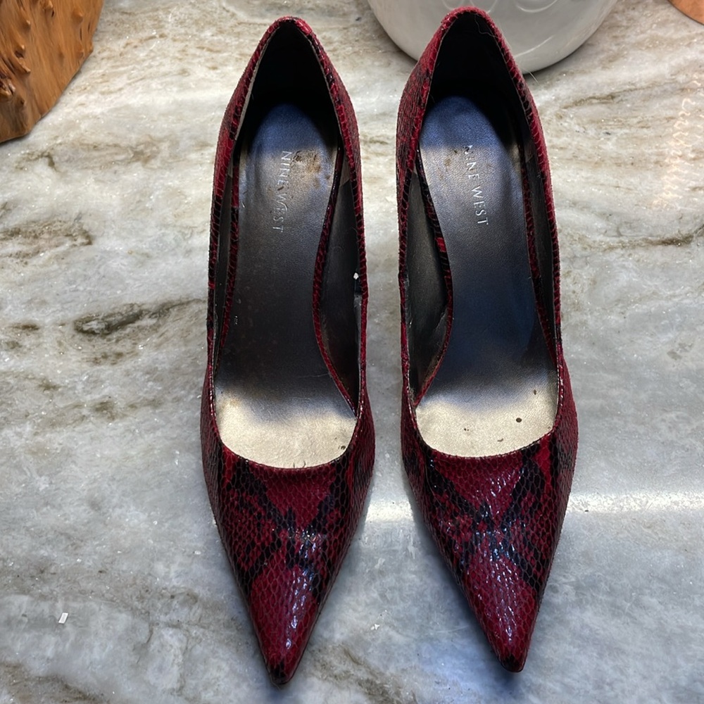 Nine West Barbe Red & Black snakeskin print pointy toe pumps Sz 9 - Picture 4 of 5